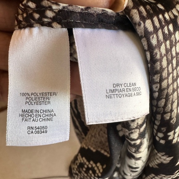 Jones New York Woman Reptile print silky blouse.  Long sleeves  - Size 20W - Picture 10 of 10